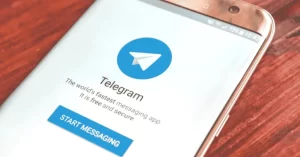 Telegram消息删除功能概述
如何删除Telegram中的消息
单条消息删除： 在Telegram下载好的应用程序中，删除一条消息非常简单。只需长按想要删除的消息，然后选择屏幕上出现的删除图标。系统会询问您是否要删除消息，并且是否需要同时从接收者那里删除。
删除聊天记录： 要删除整个聊天记录，进入相应的聊天界面，点击顶部的联系人名或群组名，选择“清空聊天记录”选项。这会删除所有聊天内容，但不会删除联系人或退出群组。
定时删除消息： Telegram还支持设置消息的自动销毁时间，这在秘密聊天中特别有用。用户可以为发送的每条消息设置消失的时间，从发送后的几秒钟到一周不等。
不同类型聊天中删除消息的区别
普通聊天与秘密聊天： 在普通聊天中，用户可以选择删除自己的消息，但这不会影响接收者端的消息记录。而在秘密聊天中，删除消息会同时从发送者和接收者的设备中删除，彻底消除记录。
群聊中的消息删除： 在群聊中删除消息时，管理员具有更多权限。管理员可以删除任何用户的消息，而普通成员只能删除自己发送的消息。删除操作会影响所有群成员的聊天记录。
删除对方已读的消息： 即使对方已经阅读了消息，您依然可以在Telegram中删除它。这种删除是单方面的，在您的聊天记录中看不到，但对方的聊天记录里可能仍然存在，除非在秘密聊天中使用了双向删除。

对方如何感知消息被删除
对方接收到的通知和提示
无明显通知： 当一方删除消息时，Telegram 并不会发送一个明确的通知给对方表明消息已被删除。这意味着在大多数情况下，对方可能仅在查看聊天窗口时意识到消息缺失。
显示“消息已删除”： 如果对方已经看到了消息，当消息被删除后，原位置会显示“消息已删除”的提示。这提供了一个直观的视觉证据，表明曾经存在的消息已被移除。
消息消失的痕迹： 对于尚未查看的消息，删除后，对方将无法知道原消息的具体内容，只能通过聊天记录中出现的空白或“消息已删除”提示来猜测。
删除消息在对方界面上的显示
即时更新： Telegram的界面会即时更新，显示消息已被删除。如果对方正在聊天界面中，他们会立即看到消息消失或变为“消息已删除”。
秘密聊天的同步删除： 在秘密聊天中，删除消息会同时从发送者和接收者的设备中删除。这种类型的聊天支持完全的同步更新，确保双方聊天界面的内容保持一致。
群聊中的消息删除： 在群聊中，如果管理员删除一条消息，所有群成员的聊天界面都会反映这一变化。删除的消息会被替换为“消息已删除”，且无法再被任何群成员访问或恢复。

在普通聊天中删除消息的影响
删除单条消息的后果
局部对话空白： 删除单条消息后，对话中将出现空白或提示“消息已删除”。这可能引起对方注意，使对方意识到某些内容被主动移除，有时这可能引起对方的好奇或疑问。
不影响其他消息： 删除特定消息不会影响聊天记录中的其他消息。其他消息仍将保留在双方的聊天界面中，不受删除操作的影响。
无法恢复： 一旦消息从聊天中删除，无论是发送者还是接收者都无法再次访问或恢复该消息。这是一个不可逆的操作，需谨慎执行以避免误删重要信息。
删除整个聊天记录的效果
彻底清空对话： 删除整个聊天记录将清除与特定联系人或群组的所有交流内容。这意味着所有的消息、图片、文件和交互记录将从您的设备中彻底消失。
对方聊天记录不受影响： 在普通聊天中，删除聊天记录仅影响您的设备。对方的聊天记录不会受到影响，他们仍然能够看到完整的对话历史。
隐私保护： 如果您担心隐私泄露或希望防止在设备丢失或被盗时对话被读取，删除整个聊天记录是一种有效的预防措施。这有助于确保敏感信息不被未经授权的第三方访问。

在秘密聊天中删除消息的特点
秘密聊天的端到端加密如何影响消息删除
保障消息内容安全性： 秘密聊天中的端到端加密确保只有发送者和接收者可以读取消息，即使是Telegram服务器也无法访问这些内容。这种加密机制使得删除操作更加安全，因为消息内容在传输过程中已经得到了保护。
同步删除效果： 在秘密聊天中，当一方删除了消息，该消息也会从对方的设备中自动删除。这一特性确保了对话的隐私性和一致性，任何一方都无法保留对方不希望保留的信息。
防止消息恢复： 由于消息是端到端加密的，一旦消息被删除，恢复这些消息变得极其困难，如果不是不可能。这进一步增强了对话的保密性，即使设备被入侵，已删除的消息也难以被恢复。
秘密聊天中消息自动销毁功能的运用
设置自毁计时器： 用户可以在秘密聊天中为消息设置自动销毁计时器，从几秒到数周不等。这意味着消息在设定的时间后会自动从双方设备中消失，无需手动删除。
自动清理聊天记录： 自毁功能使得聊天记录保持清洁，不留下不必要的信息残留。这对于讨论敏感或临时性的话题尤其有用，用户无需担心未来可能的信息泄露。
增加隐私保护层次： 自动销毁功能强化了Telegram秘密聊天的隐私保护措施，使用户能够更加自信地分享敏感或个人信息，知道这些信息将在短时间内安全销毁。

删除消息对聊天数据安全的影响
如何确保删除的消息不被恢复
使用端到端加密： 在像Telegram这样的应用中，使用端到端加密确保消息在传输和存储时均被加密。即使消息被删除，由于加密的复杂性，未经授权的第三方很难恢复消息内容。
彻底删除存储数据： 为了进一步确保数据安全，应从设备存储中彻底删除消息残留。这包括清除缓存文件和临时数据，以防止通过软件恢复工具找回已删除的消息。
定期更新软件： 保持Telegram及操作系统的最新状态可以利用最新的安全修补和改进。软件更新常包括改进数据处理和删除功能的方式，减少数据泄漏的风险。
删除消息在保护隐私中的作用
防止隐私泄露： 主动删除敏感消息可以有效防止在设备丢失或被盗时隐私泄露。即便设备被非法访问，没有消息记录也大大降低了敏感信息被利用的风险。
管理在线足迹： 删除不再需要的消息有助于管理和控制个人的在线足迹。这对于维护网络身份的整洁和防止过时信息被误用尤为重要。
满足法律和合规要求： 在某些情况下，删除聊天记录可以帮助个人和企业满足隐私保护法规的要求。例如，欧盟的通用数据保护条例（GDPR）规定了个人数据的处理和存储标准，及时删除不必要的信息是遵守这些规定的一部分。